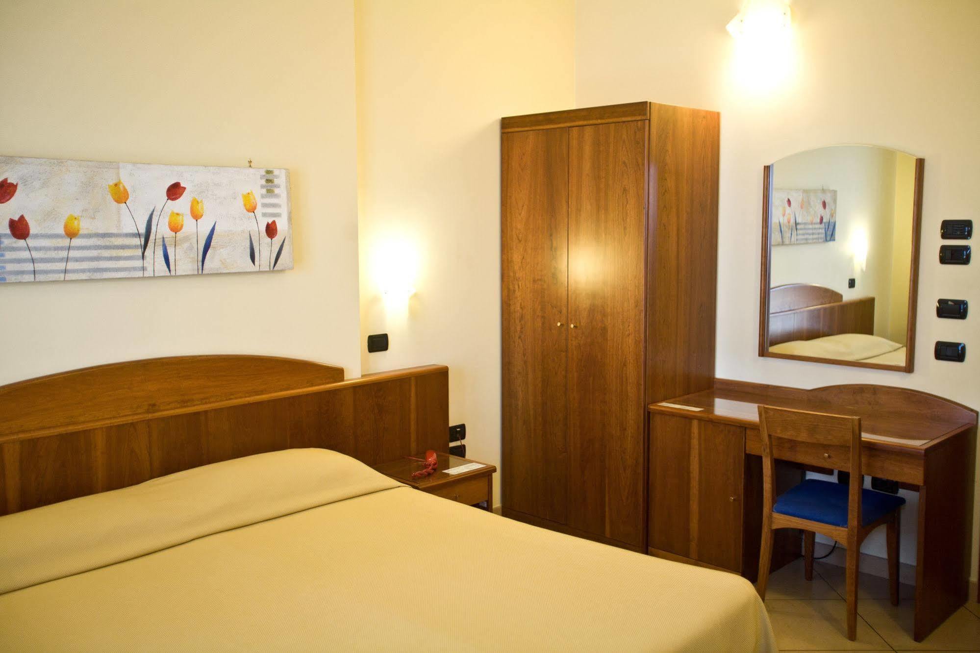 Lo Scacciapensieri Hotel & Restaurant Monteroni di Lecce Kültér fotó