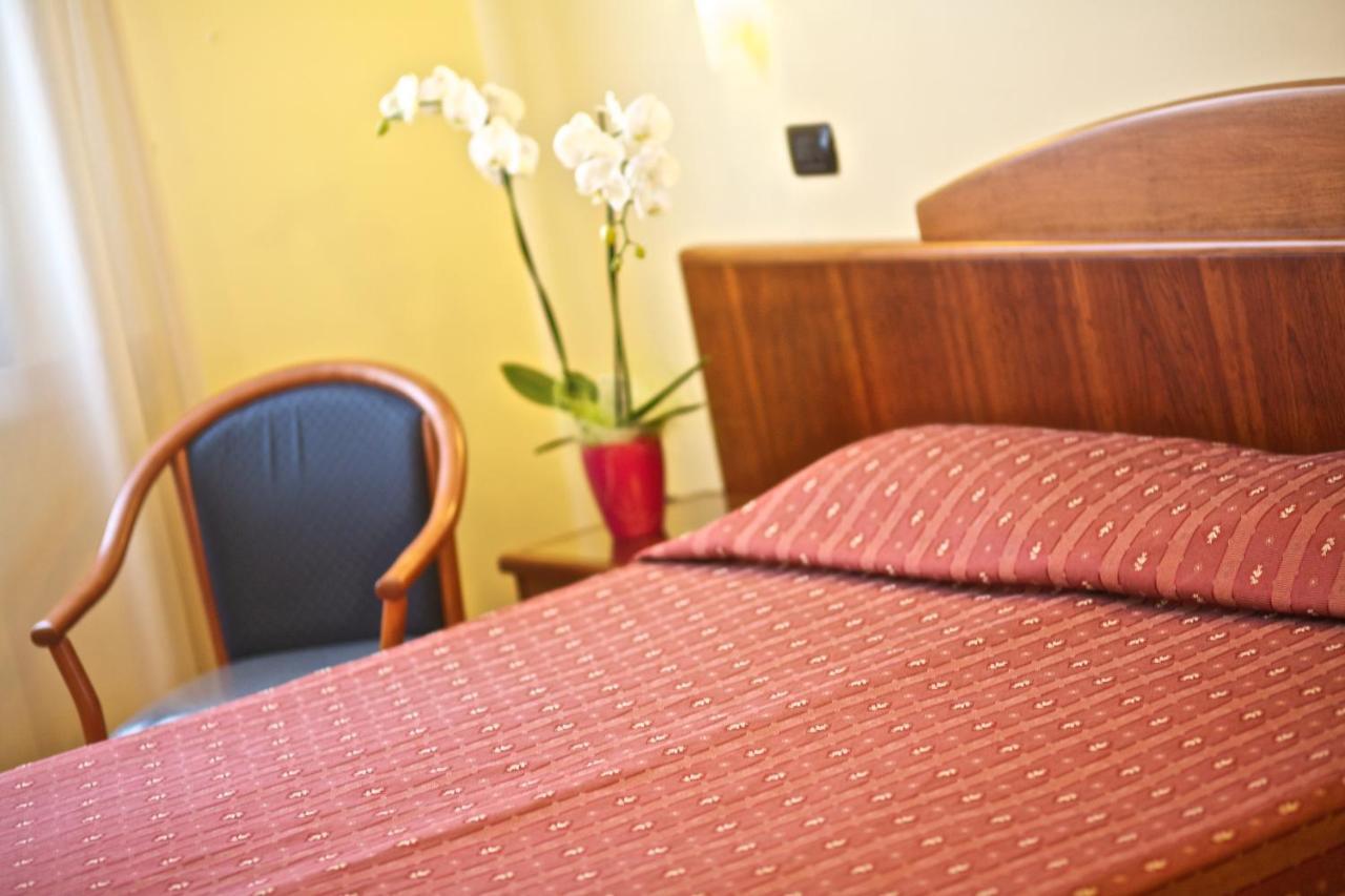 Lo Scacciapensieri Hotel & Restaurant Monteroni di Lecce Kültér fotó